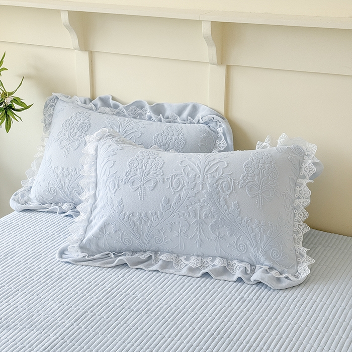 91家纺网 家纺一手货源 找家纺 雅眠居  2025新款韩版花边高克重雕花绒牛奶绒床盖四件套 安娜花园-天空蓝