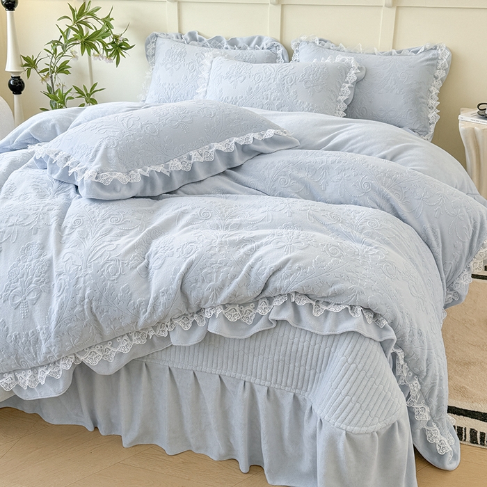 91家纺网 家纺一手货源 找家纺 雅眠居  2025新款韩版花边高克重雕花绒牛奶绒床盖四件套 安娜花园-天空蓝
