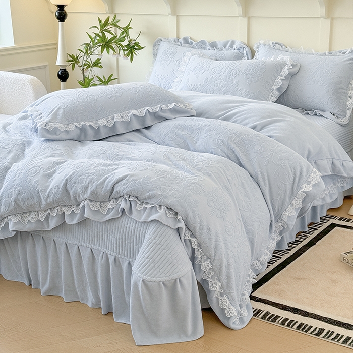 91家纺网 家纺一手货源 找家纺 雅眠居  2025新款韩版花边高克重雕花绒牛奶绒床盖四件套 安娜花园-天空蓝