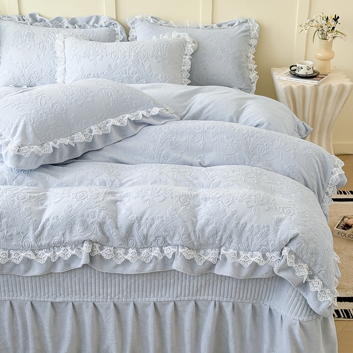 91家纺网 家纺一手货源 找家纺 雅眠居  2025新款韩版花边高克重雕花绒牛奶绒床盖四件套 安娜花园-天空蓝