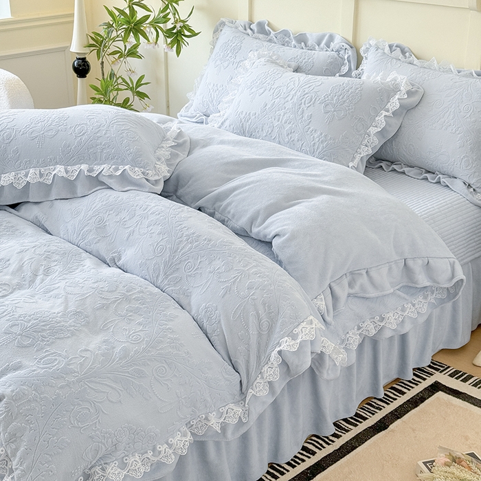 91家纺网 家纺一手货源 找家纺 雅眠居  2025新款韩版花边高克重雕花绒牛奶绒床盖四件套 安娜花园-天空蓝