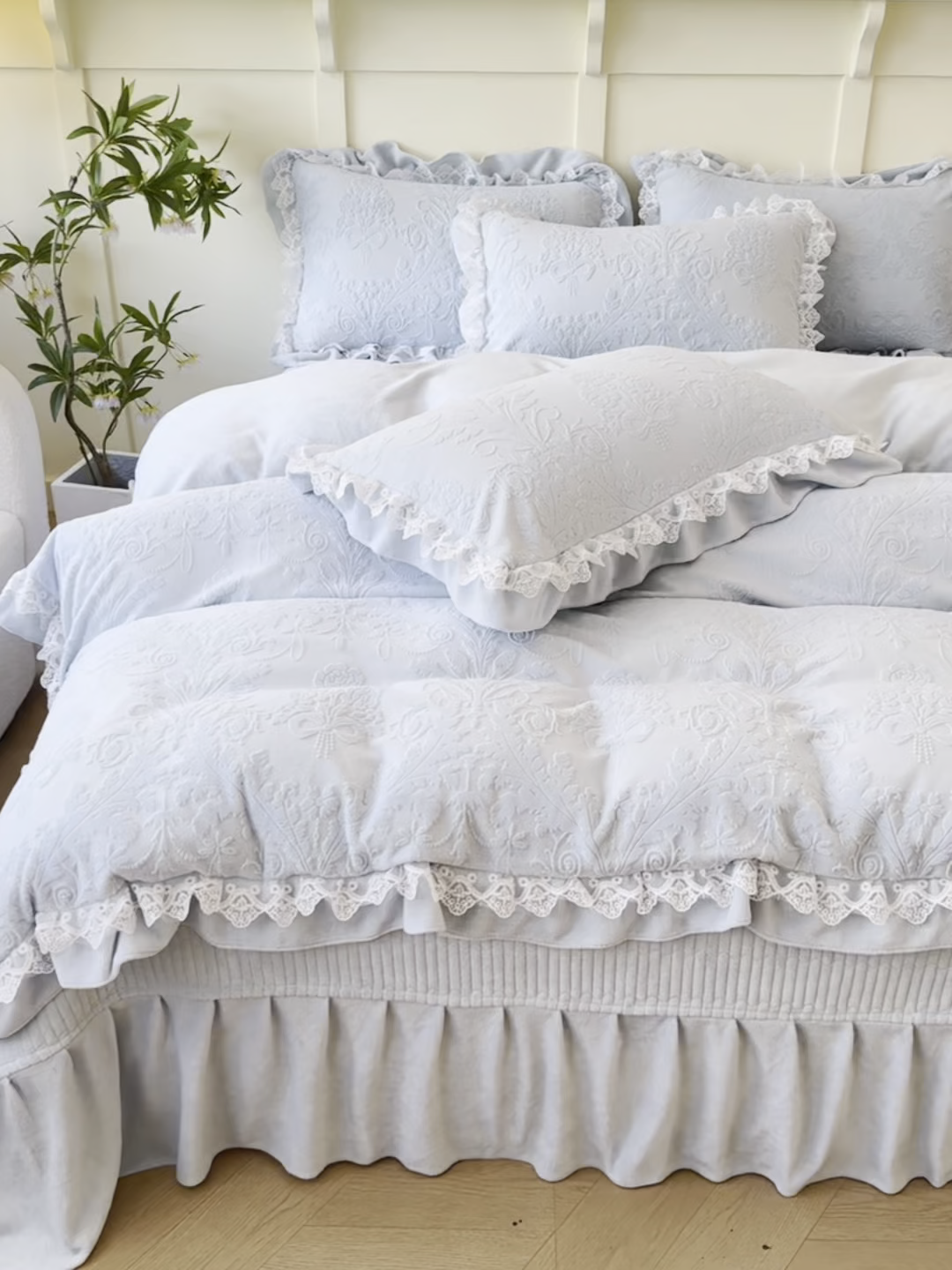 91家纺网 家纺一手货源 找家纺 雅眠居  2025新款韩版花边高克重雕花绒牛奶绒床盖四件套 安娜花园-天空蓝