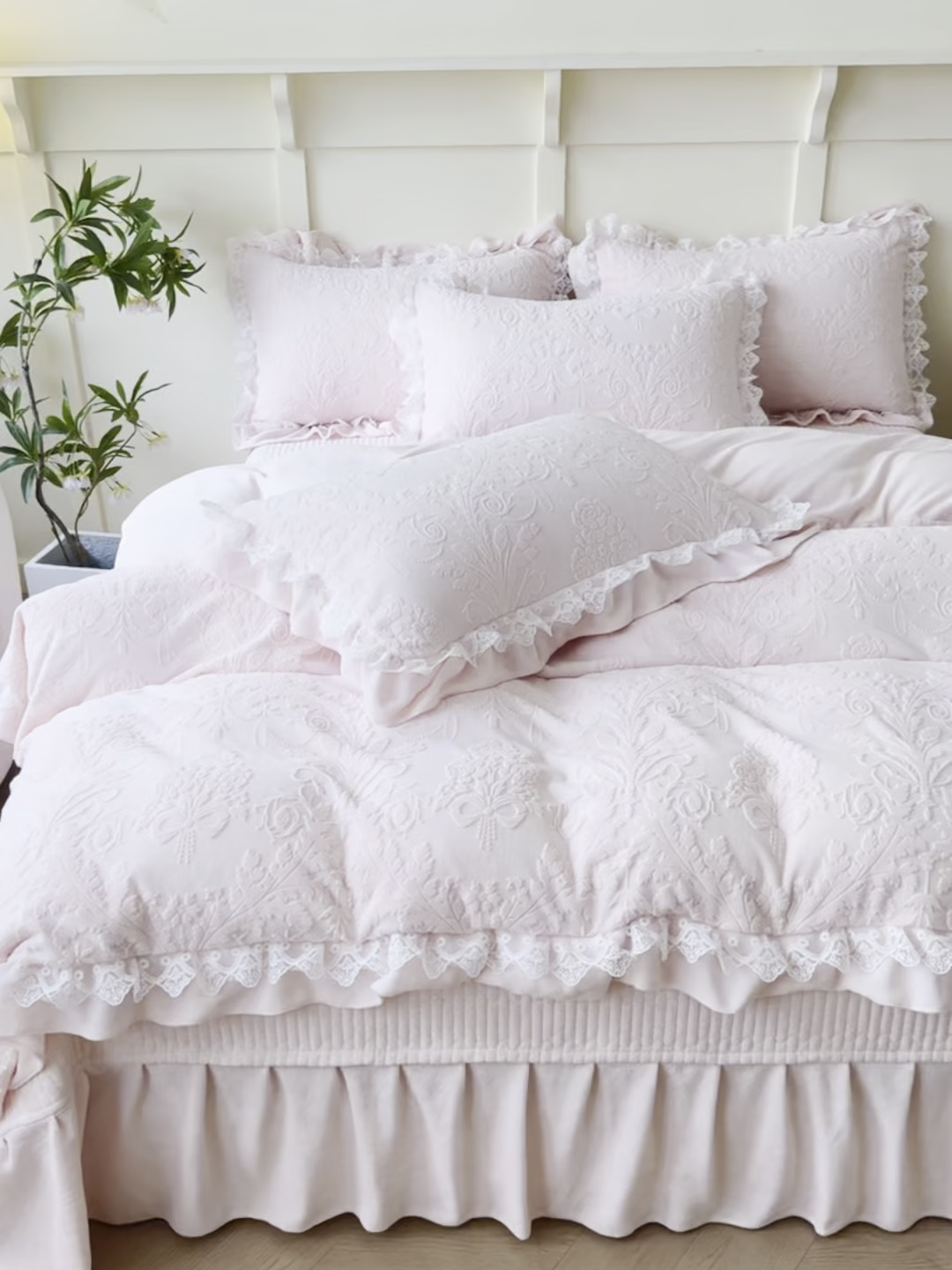 91家纺网 家纺一手货源 找家纺 雅眠居  2025新款韩版花边高克重雕花绒牛奶绒床盖四件套 安娜花园-仙女粉