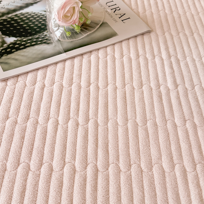 91家纺网 家纺一手货源 找家纺 雅眠居  2025新款韩版花边高克重雕花绒牛奶绒床盖四件套 安娜花园-仙女粉