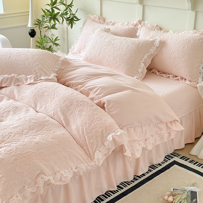 91家纺网 家纺一手货源 找家纺 雅眠居  2025新款韩版花边高克重雕花绒牛奶绒床盖四件套 安娜花园-仙女粉
