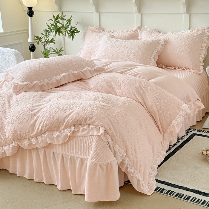 91家纺网 家纺一手货源 找家纺 雅眠居  2025新款韩版花边高克重雕花绒牛奶绒床盖四件套 安娜花园-仙女粉