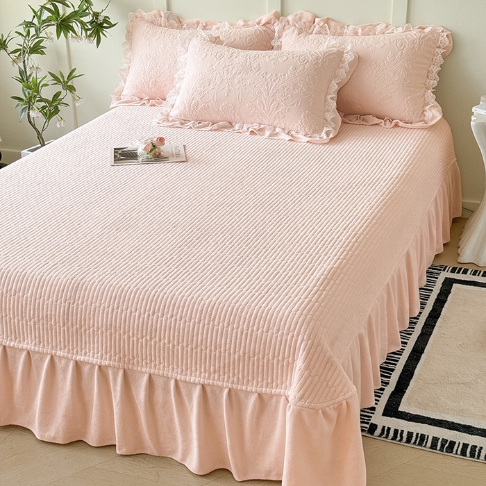 91家纺网 家纺一手货源 找家纺 雅眠居  2025新款韩版花边高克重雕花绒牛奶绒床盖四件套 安娜花园-仙女粉