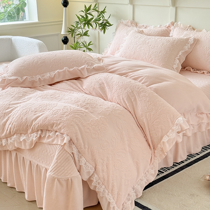 91家纺网 家纺一手货源 找家纺 雅眠居  2025新款韩版花边高克重雕花绒牛奶绒床盖四件套 安娜花园-仙女粉