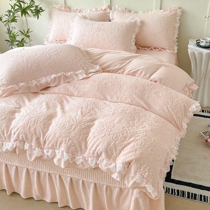 91家纺网 家纺一手货源 找家纺 雅眠居  2025新款韩版花边高克重雕花绒牛奶绒床盖四件套 安娜花园-仙女粉