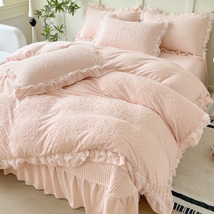 91家纺网 家纺一手货源 找家纺 雅眠居  2025新款韩版花边高克重雕花绒牛奶绒床盖四件套 安娜花园-仙女粉