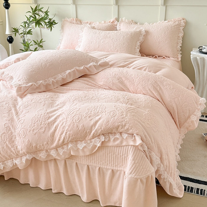 91家纺网 家纺一手货源 找家纺 雅眠居  2025新款韩版花边高克重雕花绒牛奶绒床盖四件套 安娜花园-仙女粉