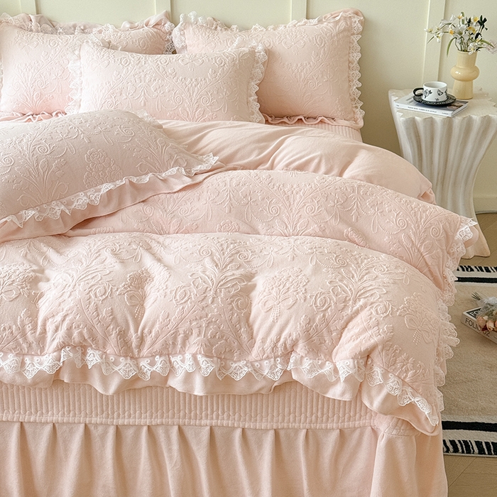 91家纺网 家纺一手货源 找家纺 雅眠居  2025新款韩版花边高克重雕花绒牛奶绒床盖四件套 安娜花园-仙女粉
