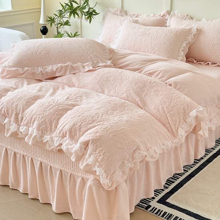 91家纺网 家纺一手货源 找家纺 雅眠居  2025新款韩版花边高克重雕花绒牛奶绒床盖四件套 安娜花园-仙女粉