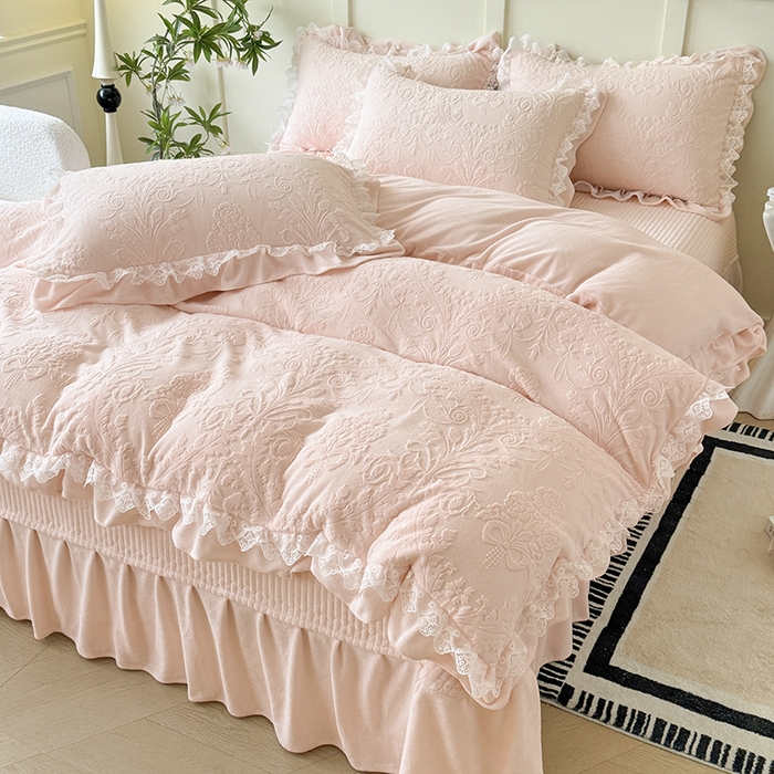 91家纺网 家纺一手货源 找家纺 雅眠居  2025新款韩版花边高克重雕花绒牛奶绒床盖四件套 安娜花园-仙女粉