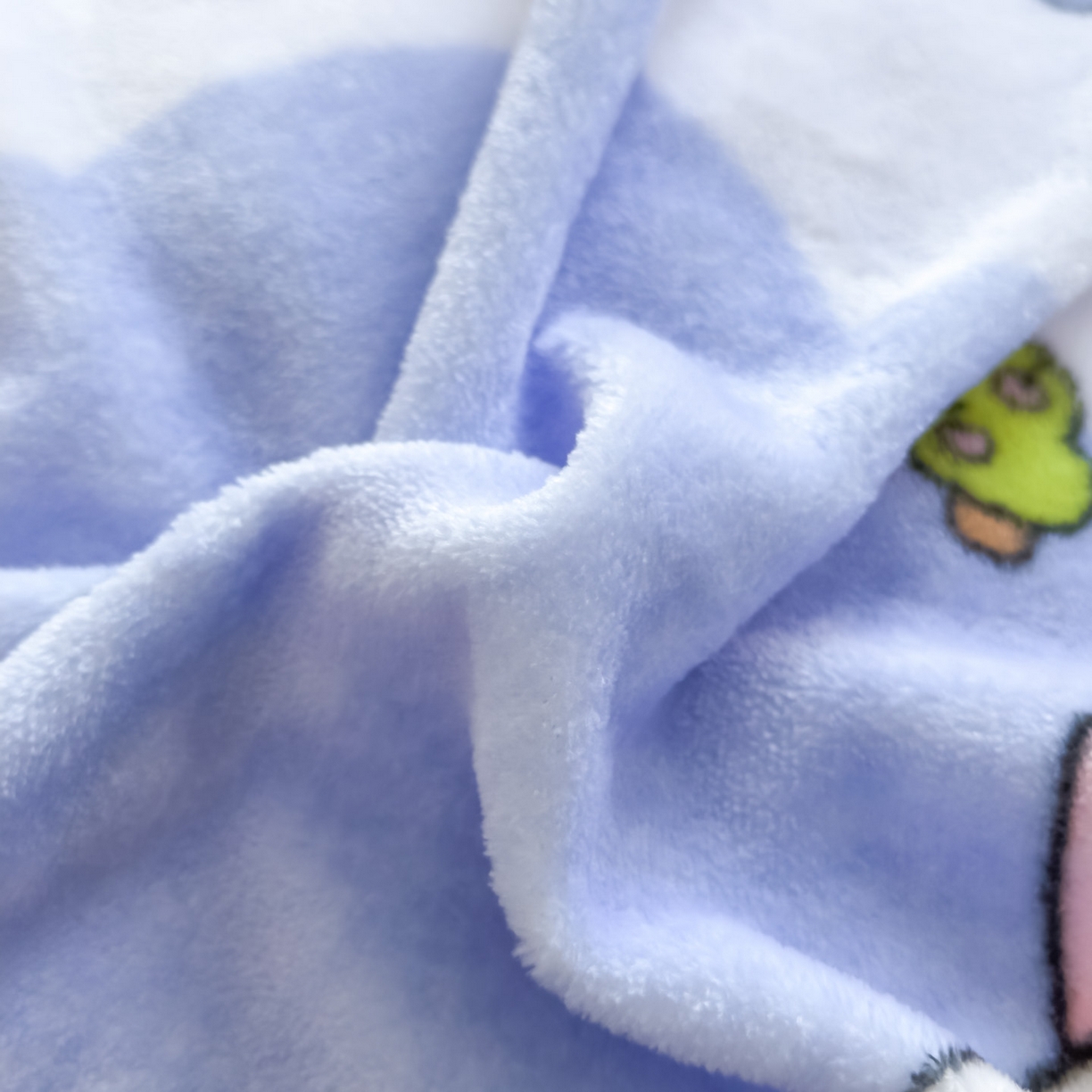 91家纺网 家纺一手货源 找家纺 浩诚 2025新款高克重原创设计牛奶绒大版卡通四件套第2批 旋转巴拉