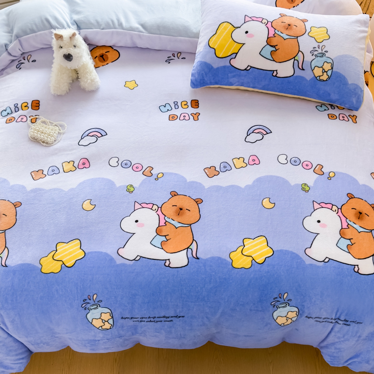 91家纺网 家纺一手货源 找家纺 浩诚 2025新款高克重原创设计牛奶绒大版卡通四件套第2批 旋转巴拉