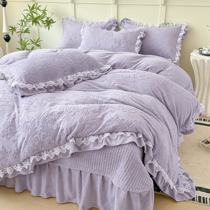 91家纺网 家纺一手货源 找家纺 雅眠居  2025新款韩版花边高克重雕花绒牛奶绒床盖四件套 安娜花园-香芋紫