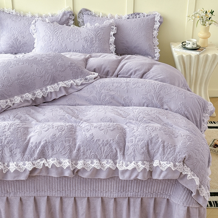 91家纺网 家纺一手货源 找家纺 雅眠居  2025新款韩版花边高克重雕花绒牛奶绒床盖四件套 安娜花园-香芋紫