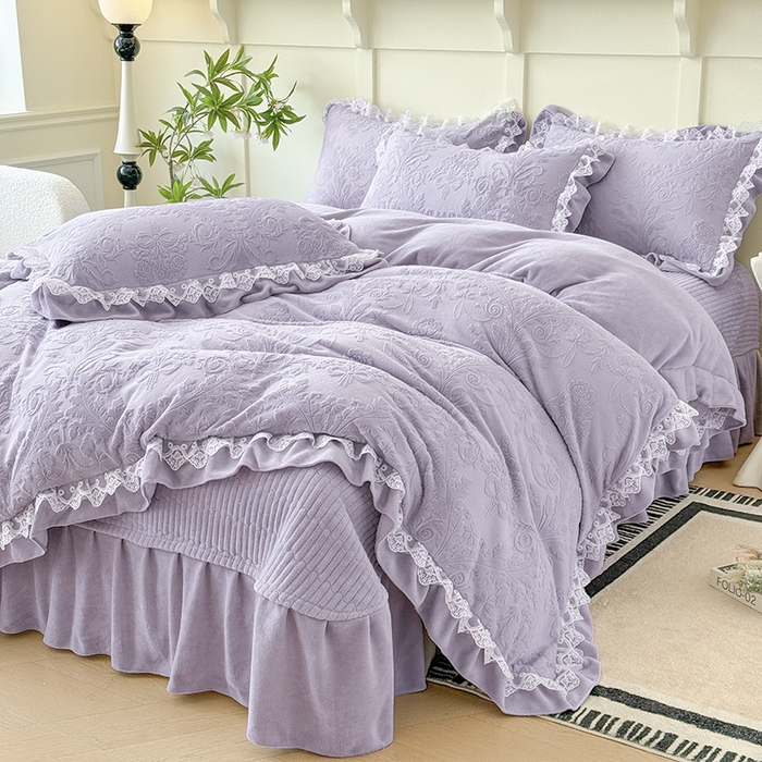 91家纺网 家纺一手货源 找家纺 雅眠居  2025新款韩版花边高克重雕花绒牛奶绒床盖四件套 安娜花园-香芋紫