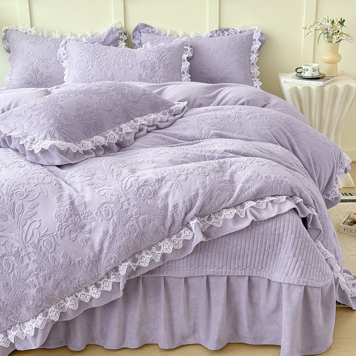 91家纺网 家纺一手货源 找家纺 雅眠居  2025新款韩版花边高克重雕花绒牛奶绒床盖四件套 安娜花园-香芋紫