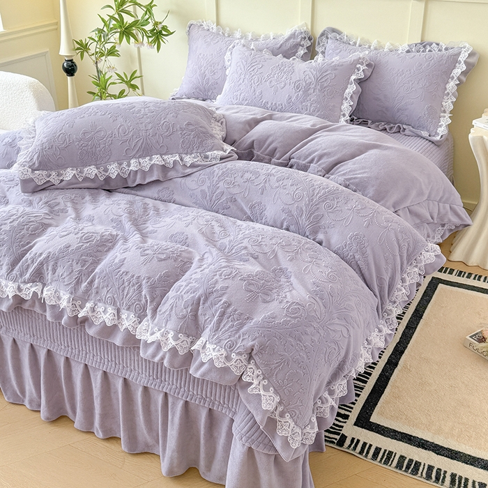 91家纺网 家纺一手货源 找家纺 雅眠居  2025新款韩版花边高克重雕花绒牛奶绒床盖四件套 安娜花园-香芋紫