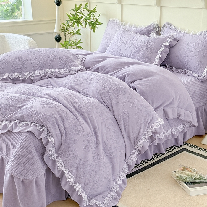 91家纺网 家纺一手货源 找家纺 雅眠居  2025新款韩版花边高克重雕花绒牛奶绒床盖四件套 安娜花园-香芋紫