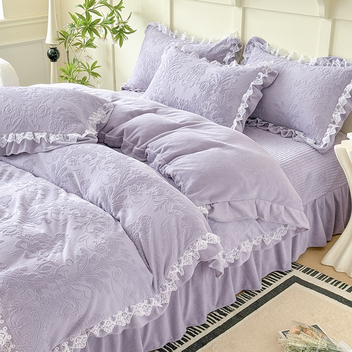 91家纺网 家纺一手货源 找家纺 雅眠居  2025新款韩版花边高克重雕花绒牛奶绒床盖四件套 安娜花园-香芋紫