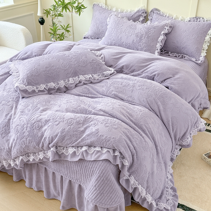 91家纺网 家纺一手货源 找家纺 雅眠居  2025新款韩版花边高克重雕花绒牛奶绒床盖四件套 安娜花园-香芋紫