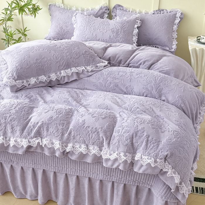91家纺网 家纺一手货源 找家纺 雅眠居  2025新款韩版花边高克重雕花绒牛奶绒床盖四件套 安娜花园-香芋紫