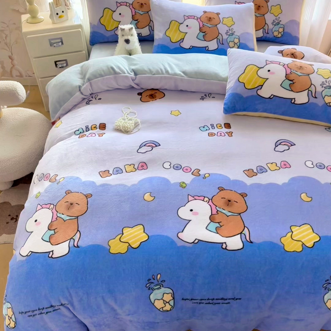 91家纺网 家纺一手货源 找家纺 浩诚 2025新款高克重原创设计牛奶绒大版卡通四件套第2批 旋转巴拉