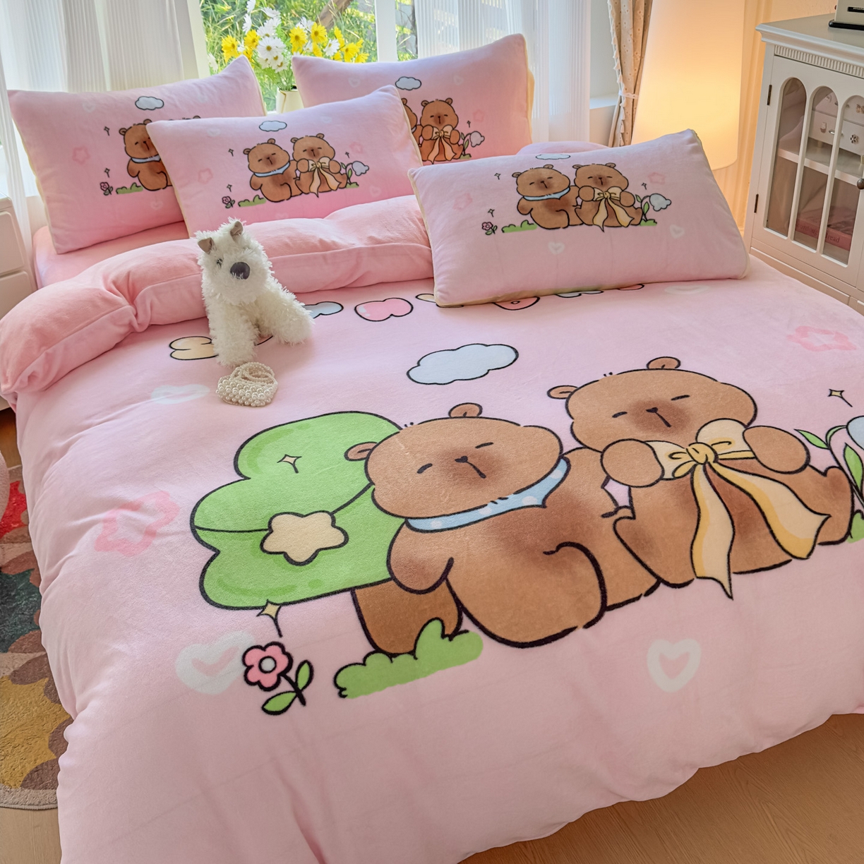 91家纺网 家纺一手货源 找家纺 浩诚 2025新款高克重原创设计牛奶绒大版卡通四件套第2批 阳光巴拉