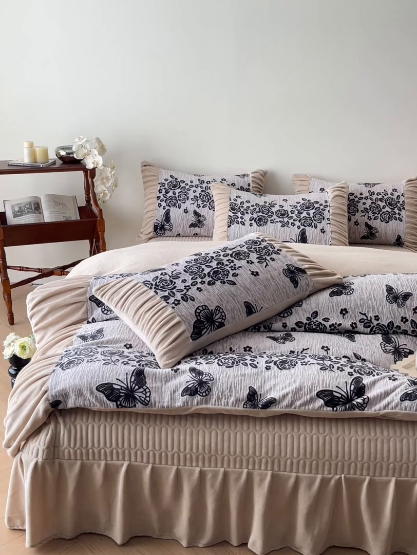 91家纺网 家纺一手货源 找家纺 （总）金阳光家纺 2025新款雕花绒色烂牛奶绒法式泡泡袖牛奶绒床单床盖四件套