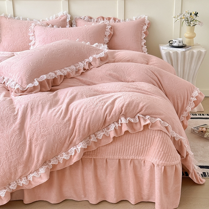 91家纺网 家纺一手货源 找家纺 雅眠居  2025新款韩版花边高克重雕花绒牛奶绒床盖四件套 安娜花园-樱花粉