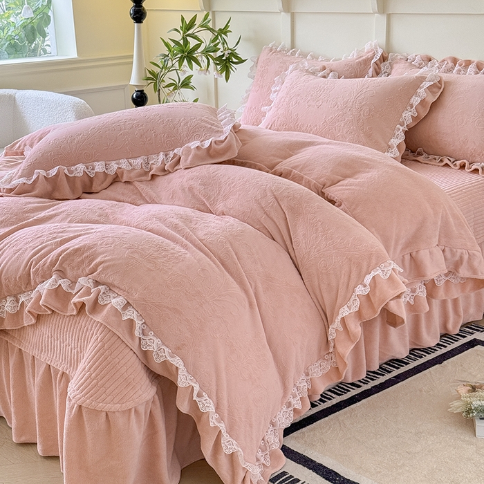 91家纺网 家纺一手货源 找家纺 雅眠居  2025新款韩版花边高克重雕花绒牛奶绒床盖四件套 安娜花园-樱花粉