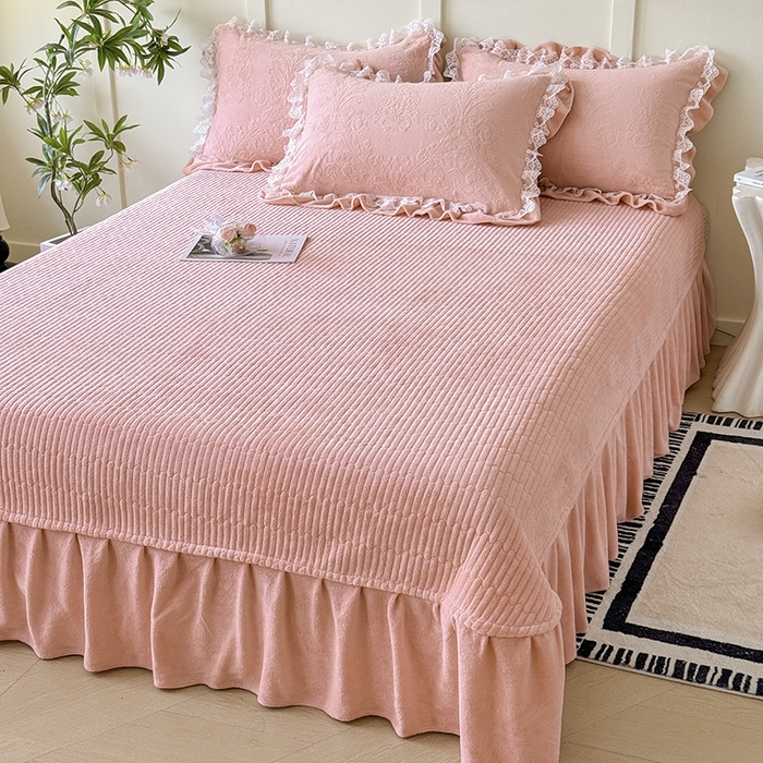 91家纺网 家纺一手货源 找家纺 雅眠居  2025新款韩版花边高克重雕花绒牛奶绒床盖四件套 安娜花园-樱花粉