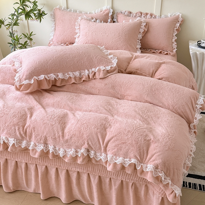 91家纺网 家纺一手货源 找家纺 雅眠居  2025新款韩版花边高克重雕花绒牛奶绒床盖四件套 安娜花园-樱花粉