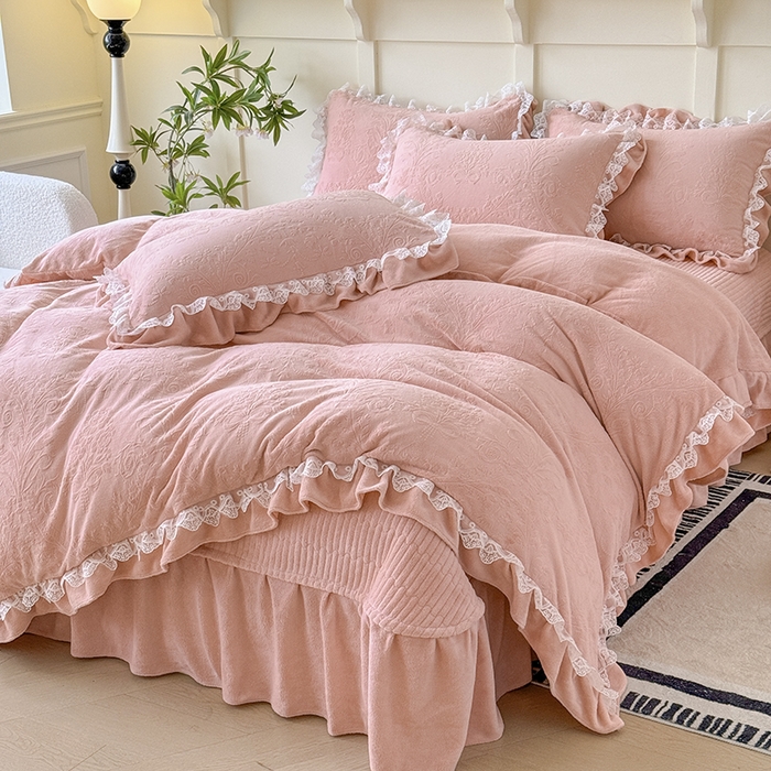 91家纺网 家纺一手货源 找家纺 雅眠居  2025新款韩版花边高克重雕花绒牛奶绒床盖四件套 安娜花园-樱花粉