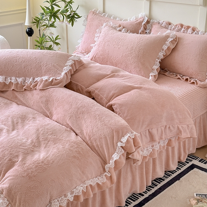 91家纺网 家纺一手货源 找家纺 雅眠居  2025新款韩版花边高克重雕花绒牛奶绒床盖四件套 安娜花园-樱花粉