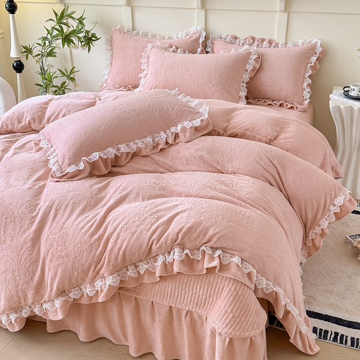91家纺网 家纺一手货源 找家纺 雅眠居  2025新款韩版花边高克重雕花绒牛奶绒床盖四件套 安娜花园-樱花粉
