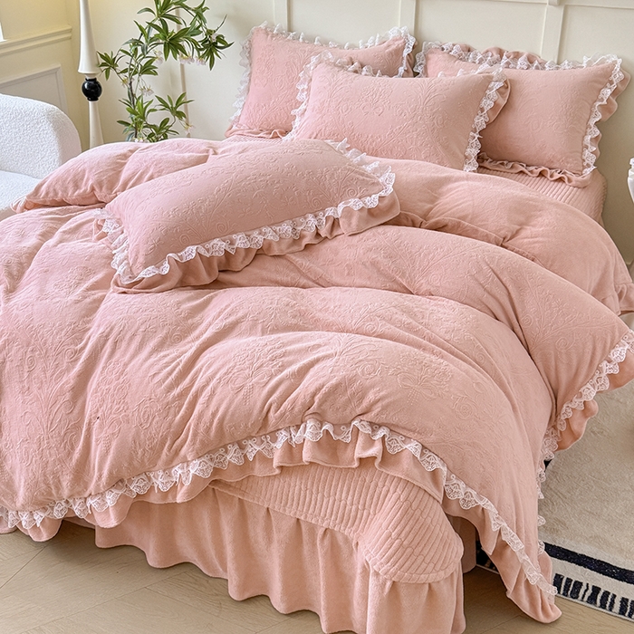 91家纺网 家纺一手货源 找家纺 雅眠居  2025新款韩版花边高克重雕花绒牛奶绒床盖四件套 安娜花园-樱花粉