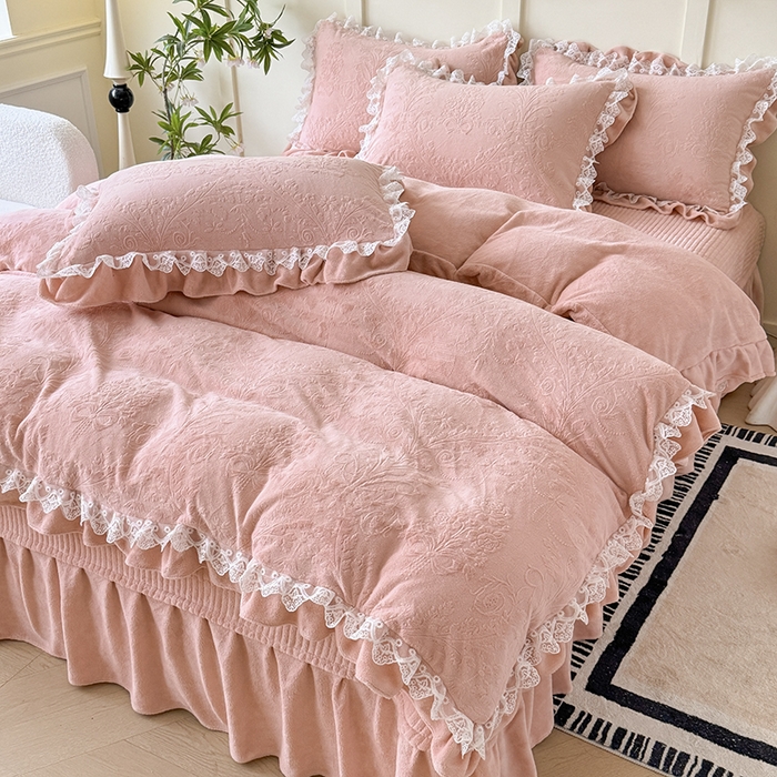 91家纺网 家纺一手货源 找家纺 雅眠居  2025新款韩版花边高克重雕花绒牛奶绒床盖四件套 安娜花园-樱花粉