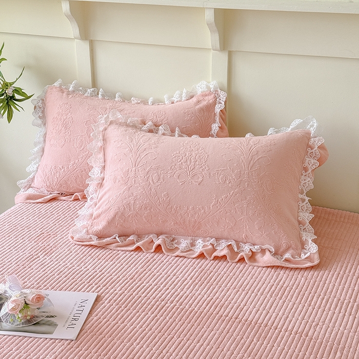 91家纺网 家纺一手货源 找家纺 雅眠居  2025新款韩版花边高克重雕花绒牛奶绒床盖四件套 安娜花园-樱花粉