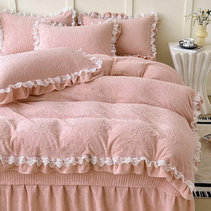 91家纺网 家纺一手货源 找家纺 雅眠居  2025新款韩版花边高克重雕花绒牛奶绒床盖四件套 安娜花园-樱花粉