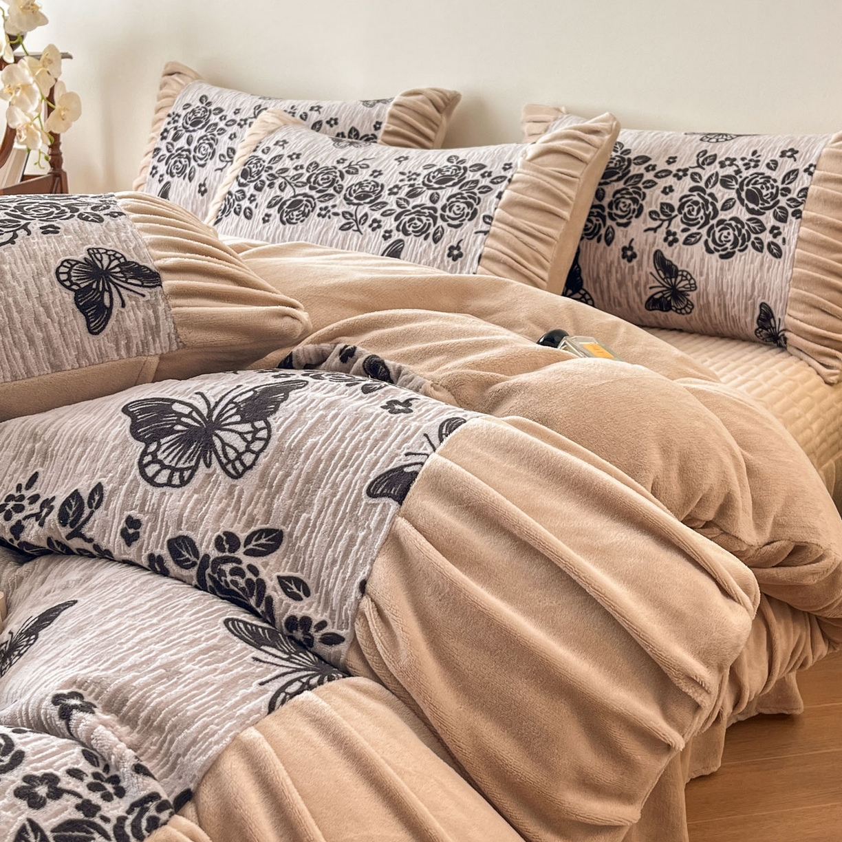 91家纺网 家纺一手货源 找家纺 （总）金阳光家纺 2025新款雕花绒色烂牛奶绒法式泡泡袖牛奶绒床单床盖四件套