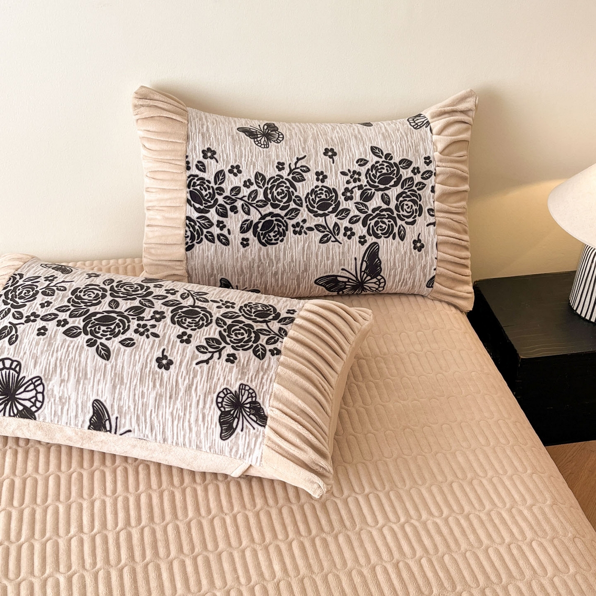 91家纺网 家纺一手货源 找家纺 （总）金阳光家纺 2025新款雕花绒色烂牛奶绒法式泡泡袖牛奶绒床单床盖四件套