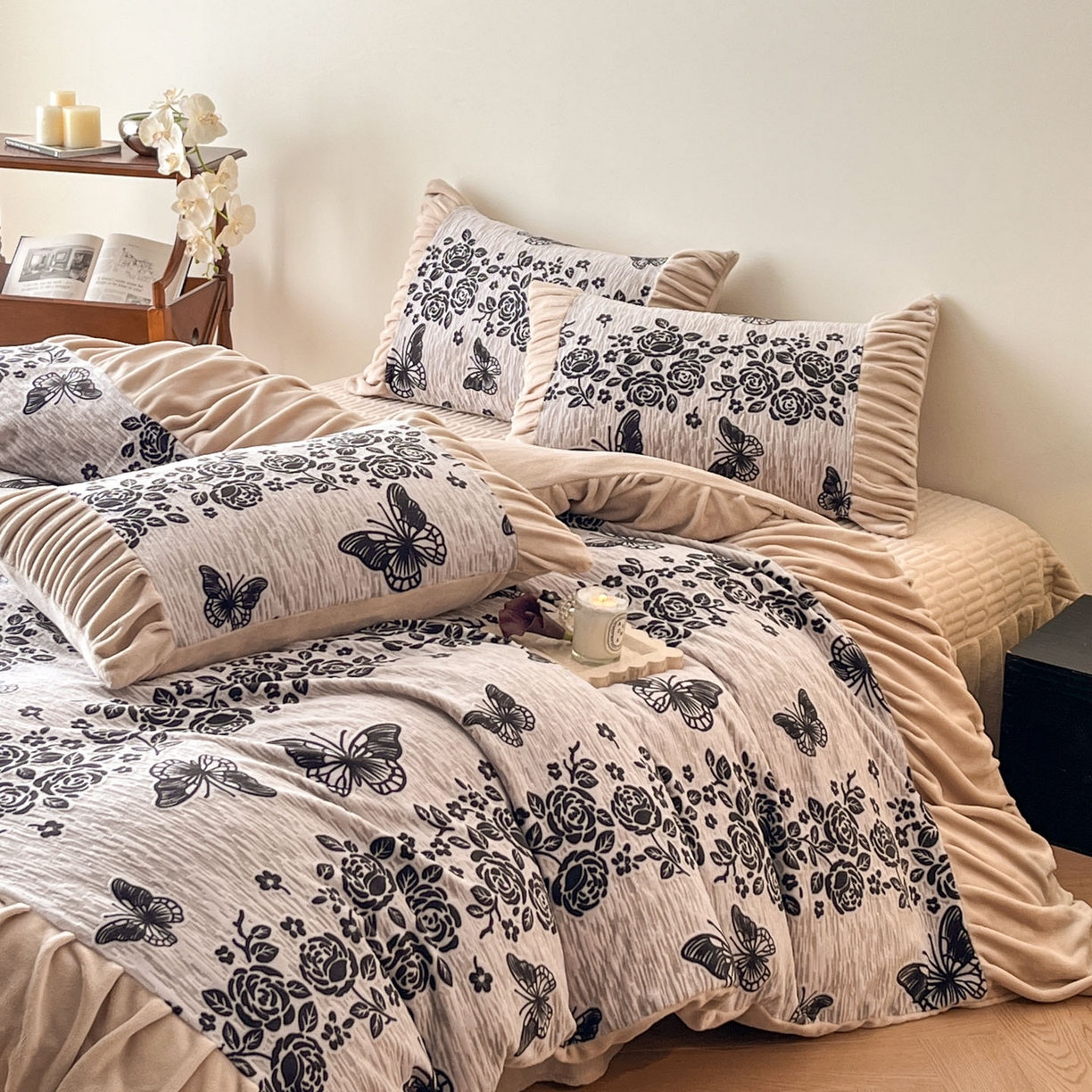 91家纺网 家纺一手货源 找家纺 （总）金阳光家纺 2025新款雕花绒色烂牛奶绒法式泡泡袖牛奶绒床单床盖四件套