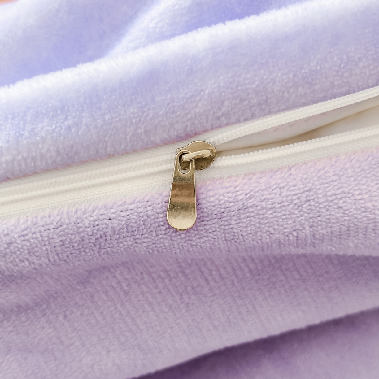 91家纺网 家纺一手货源 找家纺 浩诚 2025新款高克重原创设计牛奶绒大版卡通四件套第2批 紫色巴拉