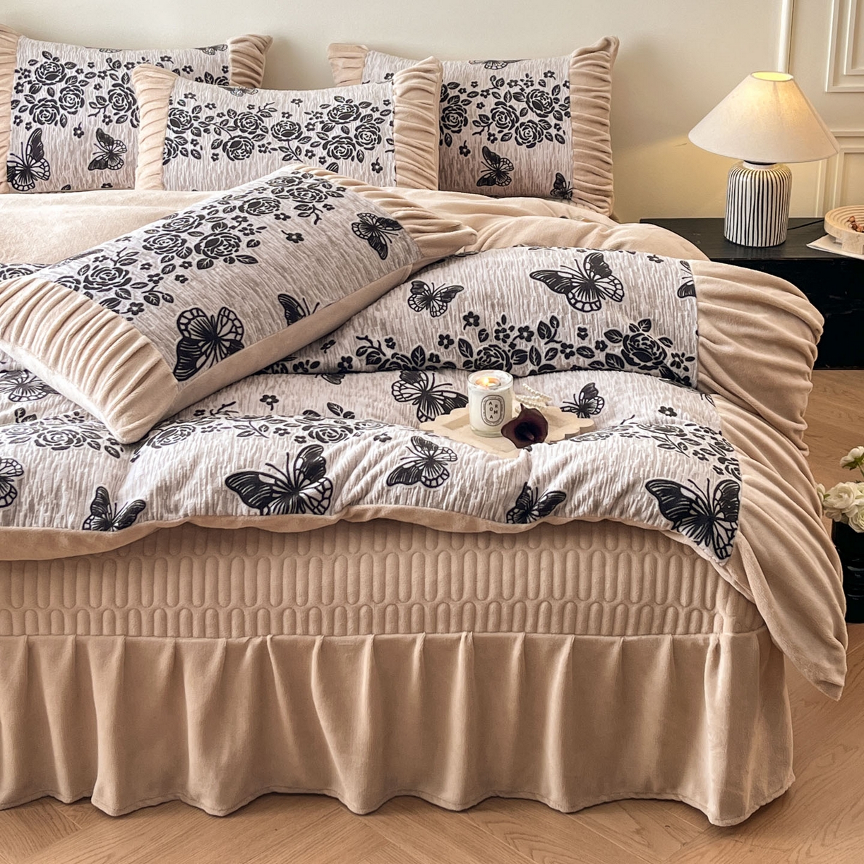 91家纺网 家纺一手货源 找家纺 （总）金阳光家纺 2025新款雕花绒色烂牛奶绒法式泡泡袖牛奶绒床单床盖四件套