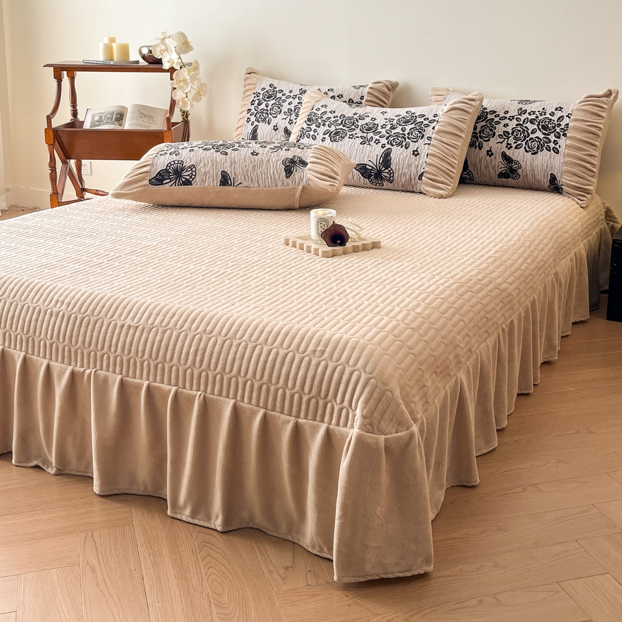 91家纺网 家纺一手货源 找家纺 （总）金阳光家纺 2025新款雕花绒色烂牛奶绒法式泡泡袖牛奶绒床单床盖四件套