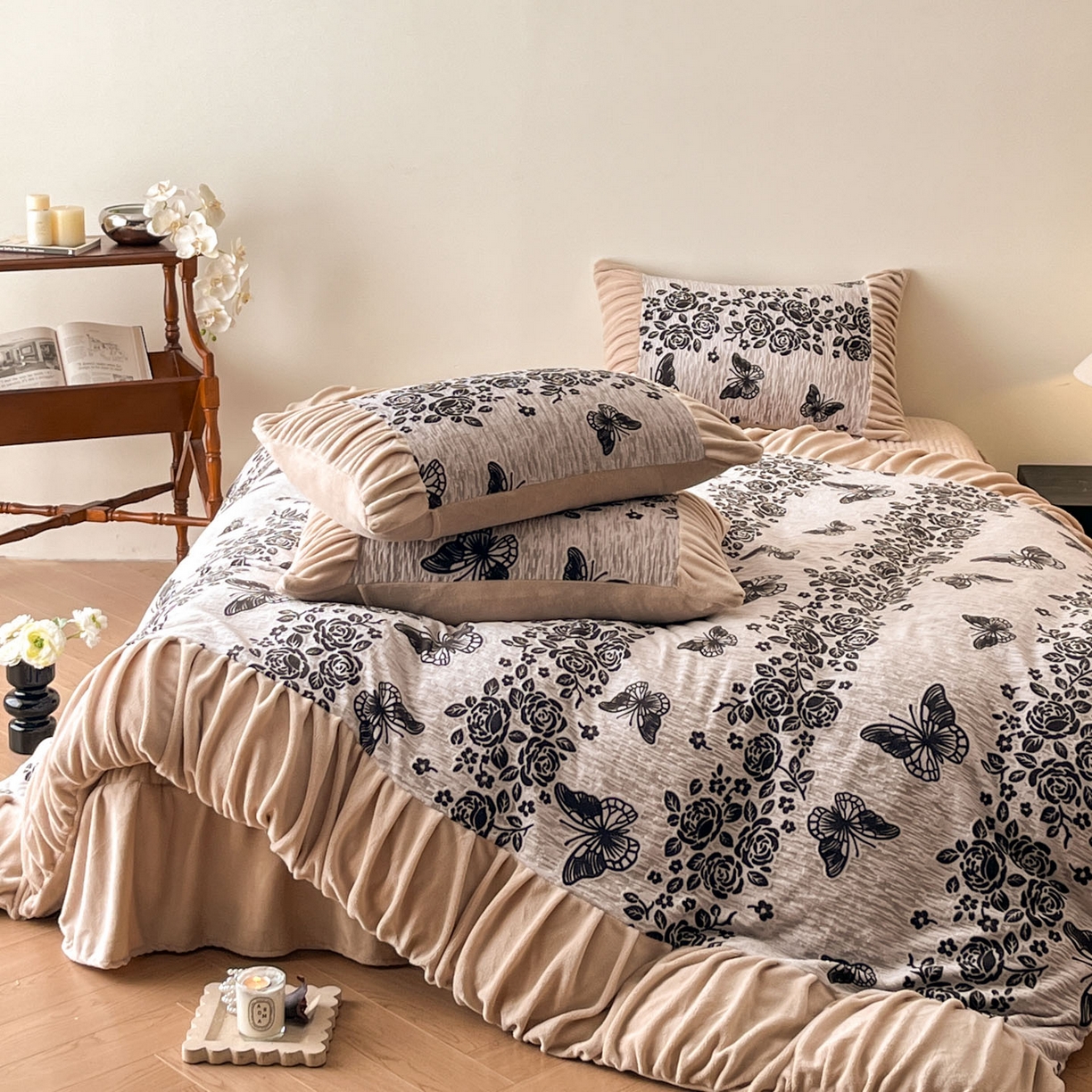 91家纺网 家纺一手货源 找家纺 （总）金阳光家纺 2025新款雕花绒色烂牛奶绒法式泡泡袖牛奶绒床单床盖四件套